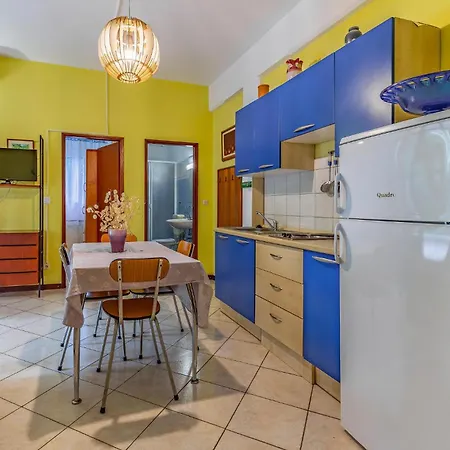 Gorgeous In With Kitchen Apartment *